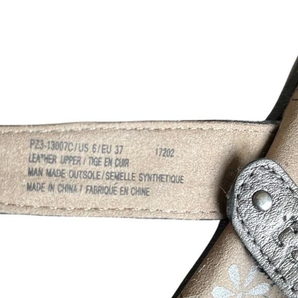 Taos Sandals Womens Size 37 6 Metallic Silver Leather Comfort Active Athleisure - Picture 5 of 7